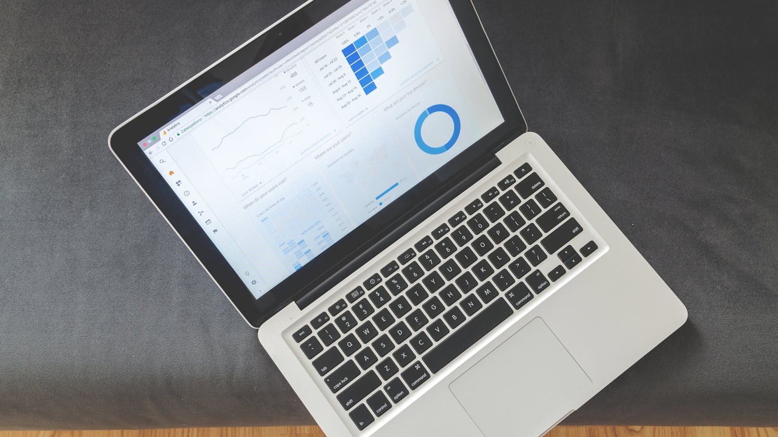 Prepared Pexels-style image representing the comparison between SEO and PPC campaign strategy